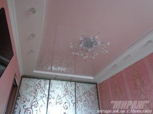 Лак 404. Розовый натяжной потолок в спальне. / Натяжные потолки в Николаеве. /