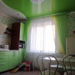 Лак 652. Зелёный глянцевый натяжной потолок на кухне. / Натяжные потолки в Николаеве. /