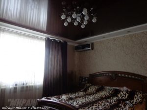 Лак 571. Тёмно-коричневый натяжной потолок в спальне. / Натяжные потолки в Николаеве. /