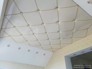 Белый лаковый потолок с "каретной стяжкой" в спальне