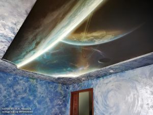 Фотопечать Kosmos на натяжном потолке с запотолочной подсветкой