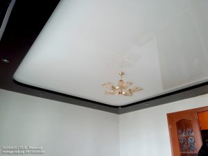 Двухуровневый натяжной чёрно-белый потолок