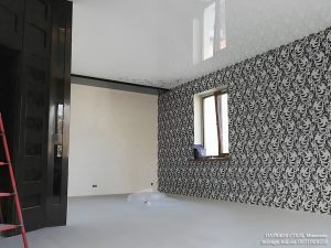Двухуровневый натяжной чёрно-белый потолок