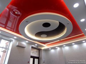 Лаковый натяжной потолок, красный цвет №466, фотопечать Инь-Ян