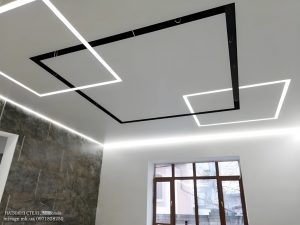 Белый сатиновый потолок со светящимися линиями и чёрной нишей