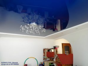 Синий лаковый натяжной потолок в детской