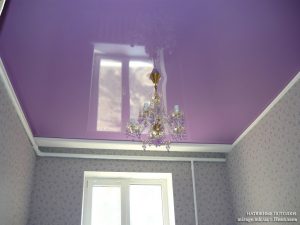 Фиолетовый лаковый натяжной потолок в детской