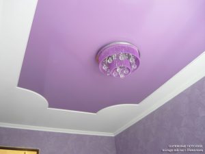 Фиолетовый лаковый натяжной потолок в спальне