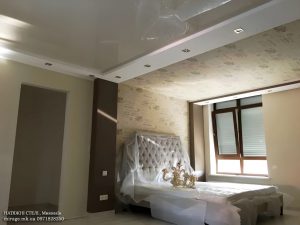 Лаковый натяжной потолок в спальне