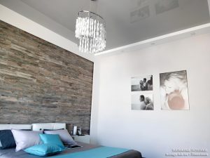 Серый глянцевый натяжной потолок в спальне