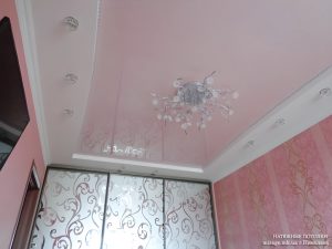 Розовый лаковый натяжной потолок в спальне
