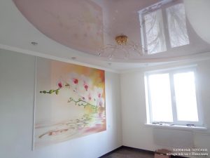 Розовый глянцевый натяжной потолок в спальне