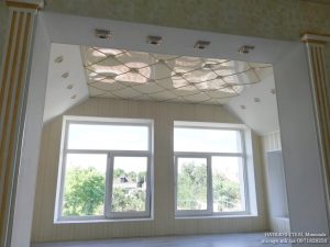 Белый лаковый потолок с "каретной стяжкой" в спальне