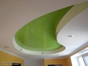 Зелёный лаковый натяжной потолок в детской