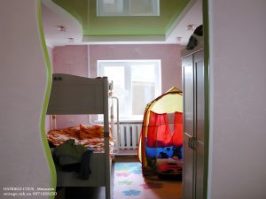 Зелёный лаковый натяжной потолок в детской