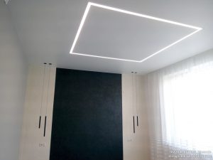 Белый матовый натяжной потолок в спальне со световыми линиями