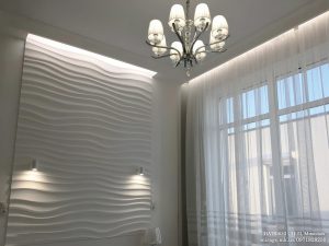 Белый матовый натяжной потолок в спальне с подсветкой