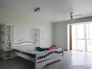 Белый матовый натяжной потолок в спальне