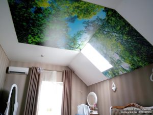 Белый сатиновый натяжной потолок с фотопечатью в спальне