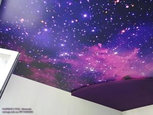 Натяжной потолок в детской с фотопечатью "Звёздное небо"