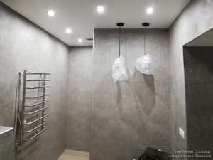 Белый матовый натяжной потолок в ванной
