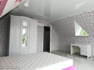 Белый лаковый натяжной потолок на мансарде