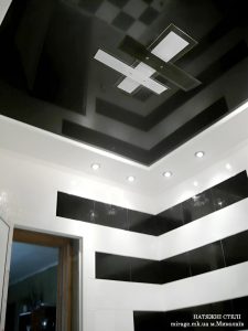 Чёрный глянцевый натяжной потолок в ванной