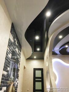 Двухуровневый чёрно-белый натяжной потолок в коридоре