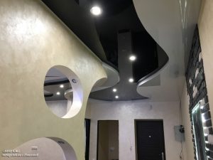 Двухуровневый чёрно-белый натяжной потолок в коридоре