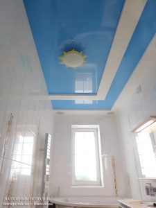 Голубой глянцевый натяжной потолок в санузле
