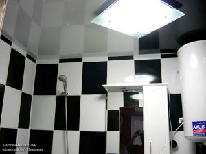 Чёрно-белый глянцевый натяжной потолок в ванной