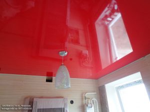 Красный потолок с блёстками на кухне.