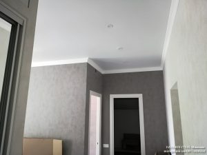 Белый матовый потолок в коридоре