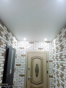 Белый матовый потолок в коридоре