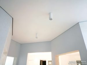 Теневой белый матовый потолок в коридоре
