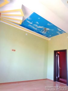 Натяжной потолок с рисунком Неба на мансарде