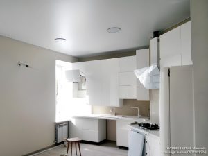 Белый сатиновый натяжной потолок на кухне.