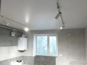 Белый сатиновый натяжной потолок на кухне.