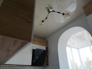 Лаковый натяжной потолок на кухне