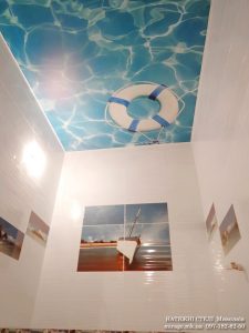Натяжной потолок с рисунком в ванной