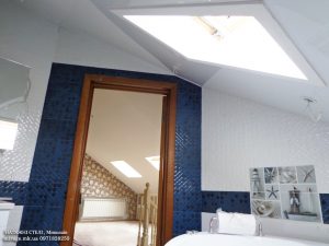 Белый глянцевый натяжной потолок в ванной