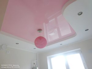 Розовый натяжной потолок на кухне.