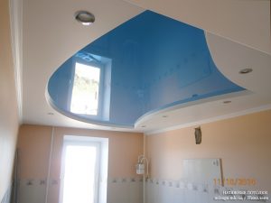 Голубой глянцевый натяжной потолок на кухне.