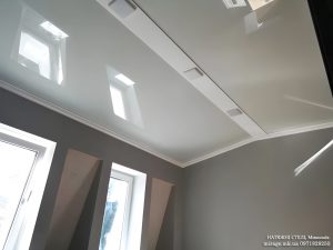 Серый лаковый натяжной потолок на мансарде