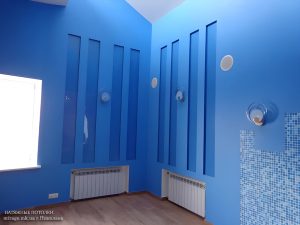 Голубой глянцевый натяжной потолок на стенах