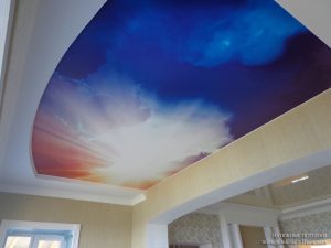 Потолок с рисунком неба