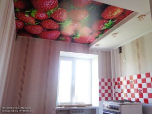 Натяжной потолок с рисунком на кухне.