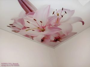 Белый глянцевый натяжной потолок с лилиями