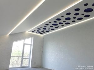 Парящий резной натяжной потолок с со световыми линиями