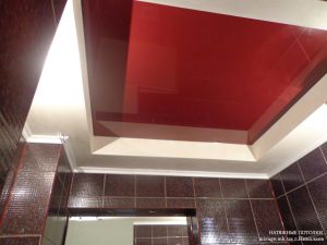 Цветной глянцевый натяжной потолок в ванной